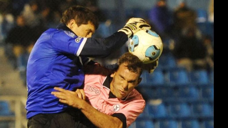 (Heva). Es mía. Crivelli le gana a Gonzalo Gil que mete la cabeza. Junto con Marcos Riquelme fue el que más chances tuvo..