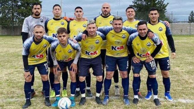 EQUIPO. Los once de La Fraternidad listos para jugar en Colectividad Boliviana. (FOTO: CLUBLAFRATERNIDAD2019)..