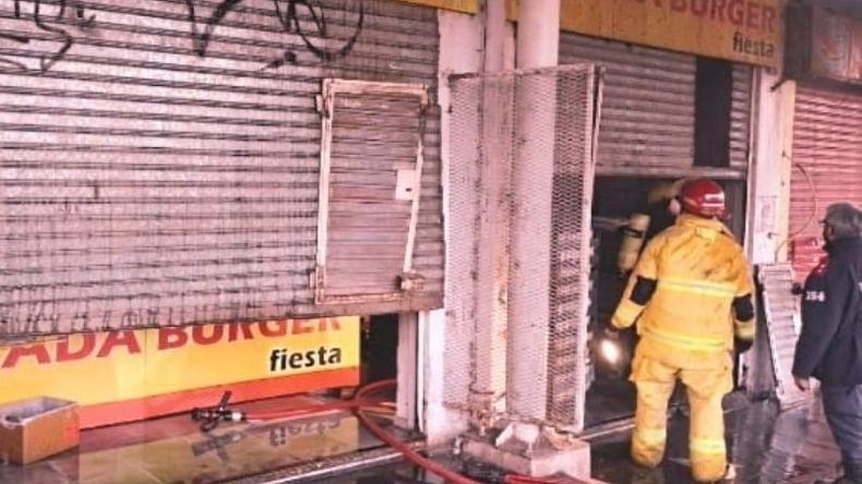 El fuego se inició a causa de un cortocircuito en una heladera. Foto: @juancaimpacto.