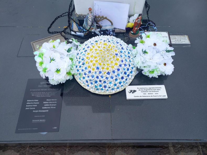 La obra cuenta con 649 pétalos en homenaje a los soldados caídos en la guerra.