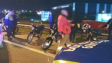 EN FILA. Los motociclistas, al momento de ser detenidos..