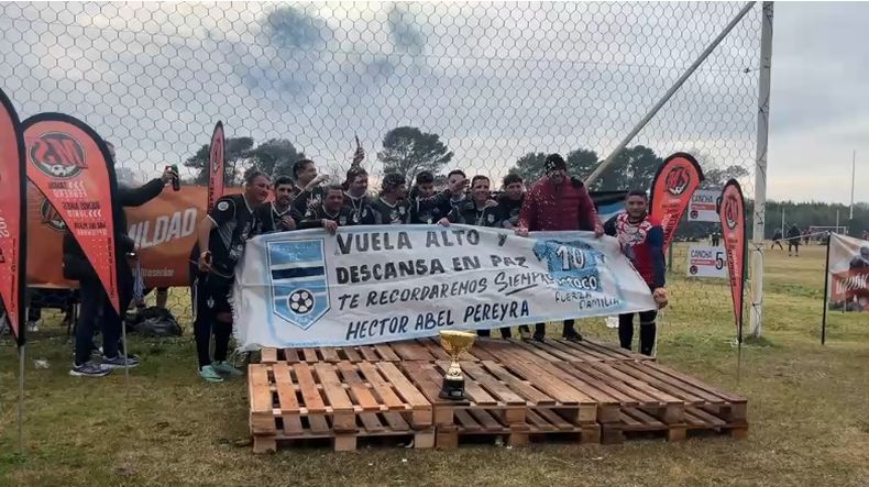 CAMPEÓN. Las Estrellas FC +35 posan con la copa y las medallas.
