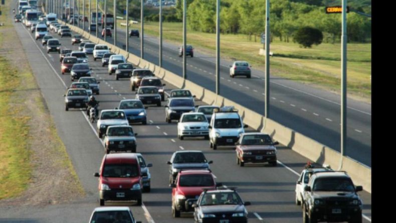 ÉXODO. La ruta 2 estaba cargada en el primer día de escapada..