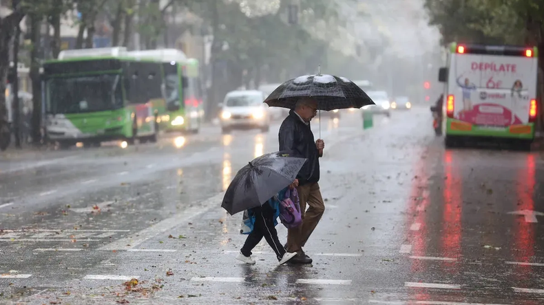 Tras un amanecer con neblina y lloviznas, el Servicio Meteorológico Nacional anuncia chaparrones y temperatura máxima de 27°C en Pilar y la región.
