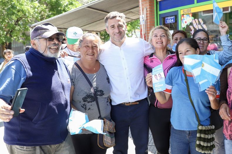 BANDERAS. Achával encabezó las caminatas para el cierre de campaña de Massa en Pilar. &nbsp; &nbsp;