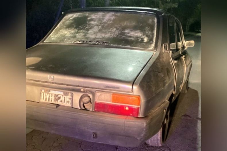 ROBADO. El Renault 12 en el que se desplazaba el delincuente.