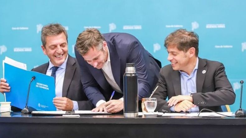 ACUERDO. Achával firmó el convenio para sumarse a la fiscalización de precios..