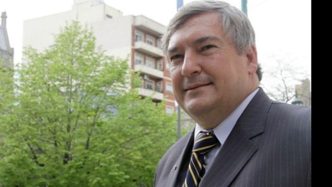 El senador dice que Zúccaro y Molina son el agua y el aceite..