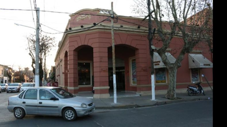 PRESENTE. La esquina de Yrigoyen y San Martín, centro de la escena..