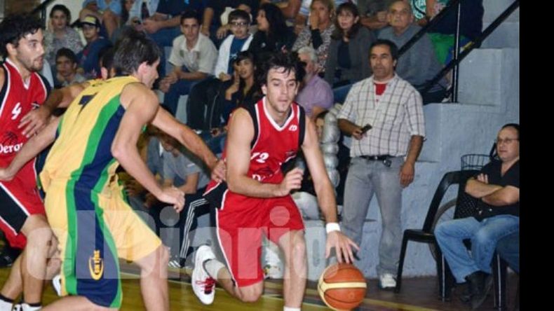 (Fredy Caballero). Irigoyen escapa de la marca de Comingez y compañía. Hueso estuvo intratable..