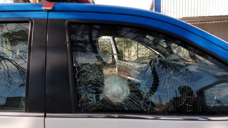 DAÑOS. Con un hacha, uno de los agresores rompió el vidrio del patrullero. .