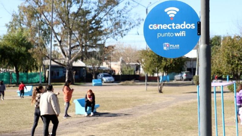 CONECTADOS. En los espacios identificados con este cartel, habrá wifi libre y gratuito..