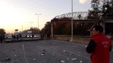 ACCIDENTE. El lunes, un camión derrumbó un puente en la autovía Pilar Pergamino. &nbsp;