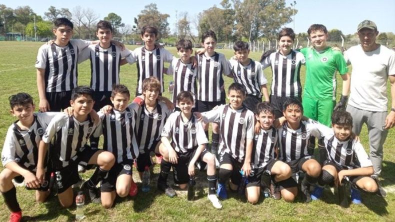 La formación de la categoría 2009 de Real Pilar..
