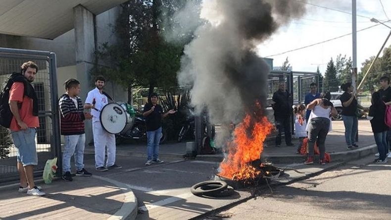 PIQUETE. “Nos vamos orgullosos de haber luchado”, dijeron los trabajadores. .