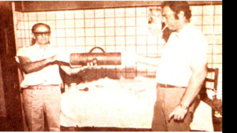 JORNADA DE TRABAJO. Raúl Buide (izq.) en 1968, junto al Dr. Horacio Houssay..