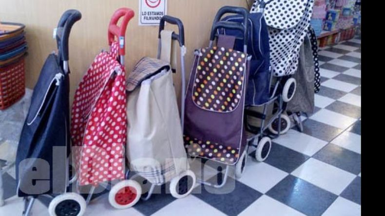 Un local del centro de Pilar exhibe modelos con diseños modernizados..