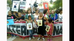 VÍCTIMAS. Los hijos de Débora, en la marcha del 8 de marzo, junto a la dirigente Vilma Ripol..