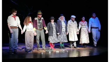 Teatro por dos. La compañía Quijotes puso en escena este viernes dos obras, “Antigona 1878” -la tragedia de Sófocles adaptada por Leopoldo Marechal- y “Didí y Gogó”, del clásico “Esperando a Godot”, de Samuel Beckett. Con actores de varias generaciones, recibieron el calor del público..