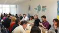 El gobierno bonaerense reprogramó las reuniones en paritarias con los gremios docentes que estaba prevista para este jueves y que ahora se realizará el viernes 12 de junio en la sede central del Ministerio de Trabajo.La convocatoria forma parte de una nueva ronda de negociaciones salariales que busca alcanzar un acuerdo que impacte en los haberes de junio y en el medio aguinaldo que los trabajadores percibirán en las próximas semanas.El encuentro estaba previsto para el mediodía de este jueves con los gremios que representan a los docentes. “Se postergó por cuestiones de agenda”, dijeron fuentes de gobierno citadas por el sitio 0221.AcuerdoLa reunión llega luego del encuentro realizado el 22 de mayo, que concluyó sin una propuesta salarial concreta por parte de la administración provincial. En aquella oportunidad, los funcionarios expusieron tanto a docentes como estatales las dificultades financieras derivadas de la caída de las transferencias nacionales, mientras que los sindicatos plantearon la pérdida del poder adquisitivo registrada durante los primeros meses del año.Los gremios buscan ahora una recomposición que permita recuperar parte del salario frente a la inflación. Hasta el momento, los empleados públicos bonaerenses recibieron un incremento acumulado del 9% en cuotas, además de una bonificación remunerativa no bonificable de entre 20.000 y 30.000 pesos.Uno de los factores que acelera la negociación es la proximidad de la liquidación de los sueldos de junio. Si las partes alcanzan un entendimiento en las próximas horas, la actualización salarial podría incorporarse directamente a los salarios de este mes y tener un impacto directo en el cálculo del medio aguinaldo.PedidoDesde los sindicatos consideran clave avanzar en una definición durante esta convocatoria, mientras que la gestión de Axel Kicillof también busca cerrar un acuerdo que otorgue previsibilidad a las cuentas provinciales para los próximos meses.La agenda oficial contempla una reunión con los sindicatos docentes comprendidos en la Ley N° 10.579 y regidos por la Ley N° 13.552. Posteriormente, continuarán las negociaciones con los gremios estatales, entre ellos la Federación de Gremios Estatales y Particulares de la Provincia de Buenos Aires (FEGEPPBA), la Asociación Trabajadores del Estado (ATE) y la Unión del Personal Civil de la Nación (UPCN). El gobierno bonaerense reprogramó las reuniones en paritarias con los gremios docentes que estaba prevista para este jueves y que ahora se realizará el viernes 12 de junio en la sede central del Ministerio de Trabajo.La convocatoria forma parte de una nueva ronda de negociaciones salariales que busca alcanzar un acuerdo que impacte en los haberes de junio y en el medio aguinaldo que los trabajadores percibirán en las próximas semanas.El encuentro estaba previsto para el mediodía de este jueves con los gremios que representan a los docentes. “Se postergó por cuestiones de agenda”, dijeron fuentes de gobierno citadas por el sitio 0221.AcuerdoLa reunión llega luego del encuentro realizado el 22 de mayo, que concluyó sin una propuesta salarial concreta por parte de la administración provincial. En aquella oportunidad, los funcionarios expusieron tanto a docentes como estatales las dificultades financieras derivadas de la caída de las transferencias nacionales, mientras que los sindicatos plantearon la pérdida del poder adquisitivo registrada durante los primeros meses del año.Los gremios buscan ahora una recomposición que permita recuperar parte del salario frente a la inflación. Hasta el momento, los empleados públicos bonaerenses recibieron un incremento acumulado del 9% en cuotas, además de una bonificación remunerativa no bonificable de entre 20.000 y 30.000 pesos.Uno de los factores que acelera la negociación es la proximidad de la liquidación de los sueldos de junio. Si las partes alcanzan un entendimiento en las próximas horas, la actualización salarial podría incorporarse directamente a los salarios de este mes y tener un impacto directo en el cálculo del medio aguinaldo.PedidoDesde los sindicatos consideran clave avanzar en una definición durante esta convocatoria, mientras que la gestión de Axel Kicillof también busca cerrar un acuerdo que otorgue previsibilidad a las cuentas provinciales para los próximos meses.La agenda oficial contempla una reunión con los sindicatos docentes comprendidos en la Ley N° 10.579 y regidos por la Ley N° 13.552. Posteriormente, continuarán las negociaciones con los gremios estatales, entre ellos la Federación de Gremios Estatales y Particulares de la Provincia de Buenos Aires (FEGEPPBA), la Asociación Trabajadores del Estado (ATE) y la Unión del Personal Civil de la Nación (UPCN).