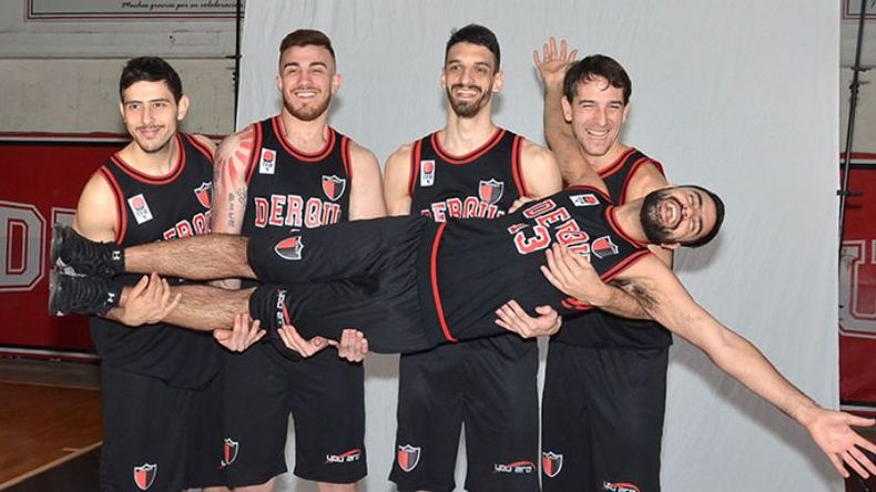 Diversión. Gutiérrez, Colo Suárez, Baquero e Irigoyen sostienen a Medina..