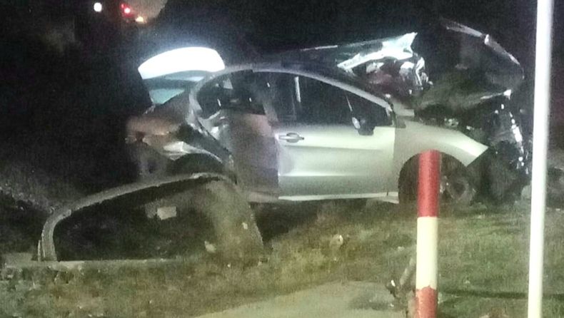 El Peugeot 408 fue embestido por el tren en el paso a nivel que cruza la calle Colón, en Matheu.