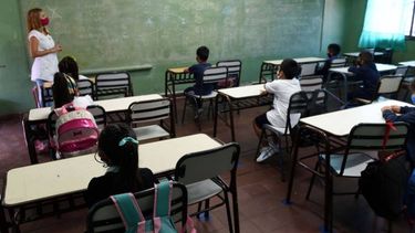 Para el secretario general de Suteba, las clases presencialesdeben ser suspendidas de forma temporal si continúa el aumento de casos. .