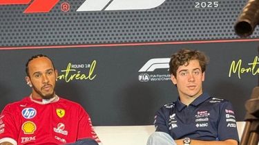 PREVIA. Colapinto junto a Hamilton durante la conferencia de prensa.