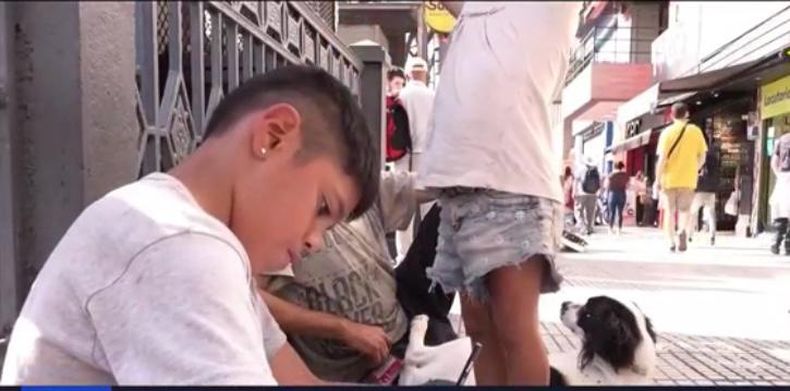 La historia de Walter: el nene derquino vende sus dibujos en la calle, donde duerme todos los fines de semana. 