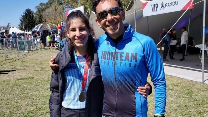 MAESTRO Y DISCÍPULA. Daiana junto a Hugo Bressani..