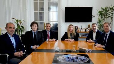 EN LA MISMA MESA. Javier Milei con Ritondo, Santilli y referentes de la LLA.