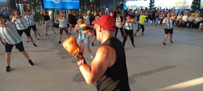 GIMNASIO. El profesor Roque Chico dando las clases de aerobox.