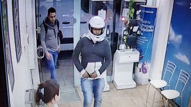 armados, roban en un local de telefonia celular de pilar