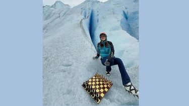 CON TABLERO. Candela sentada en el Perito Moreno.