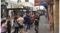 PEATONAL. La fila, ayer a la mañana dio la vuelta por Independencia. .