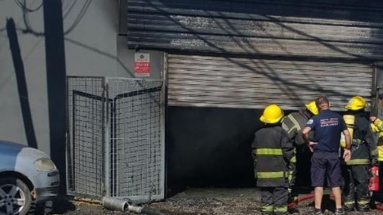 El incendio se inició en una camioneta que el mecánico estaba reparando. Foto @pilaradiario.