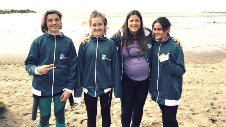 MEDALLA. Donatti junto al equipo femenino de Surf, en Mar del Plata..