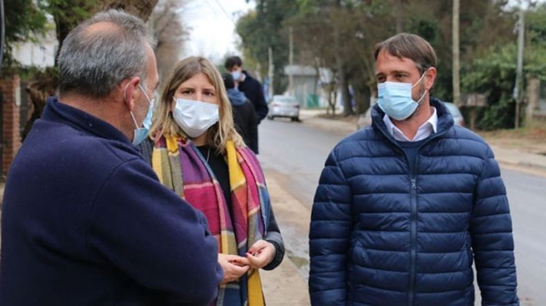 DIÁLOGO. González y Laurent charlaron los vecinos de Solares. .