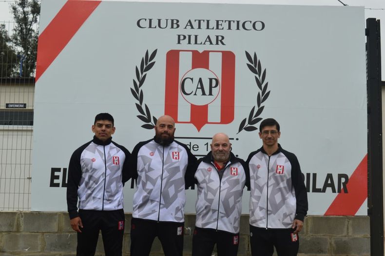 DEBUT. Omar Domínguez (3º) y su CT: Esteban López, Hernán Domínguez y Esteban Rúa.