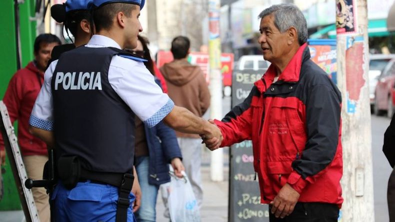 ADIÓS. Los locales ya no estaban usabando el uniforme azul que les dio el mote de “pitufos”..