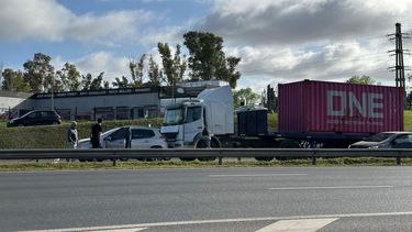 Un camión embistió a una camioneta y a un automóvil a la altura del kilómetro 43,5 mano a Provincia.&nbsp;
