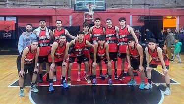 EQUIPO. El plantel de Derqui que festejó en Monte Grande.