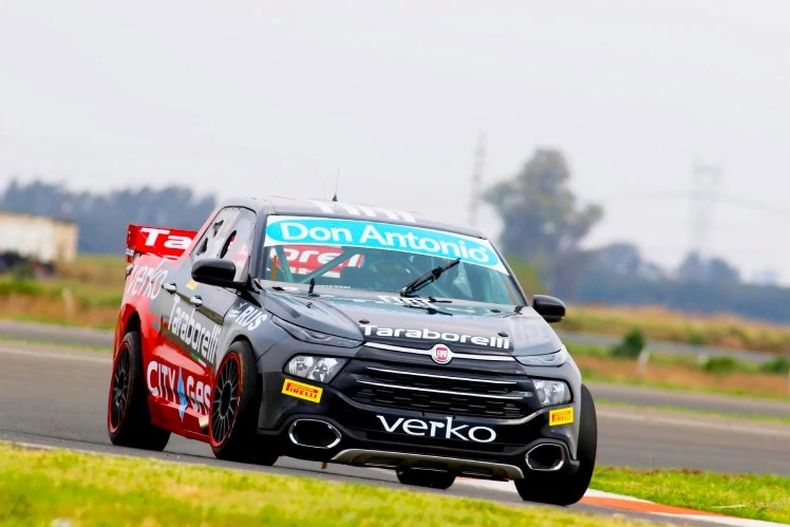 CARRERA. La Fiat Toro que Azar manejó en 2020 en el TC Pick Up.
