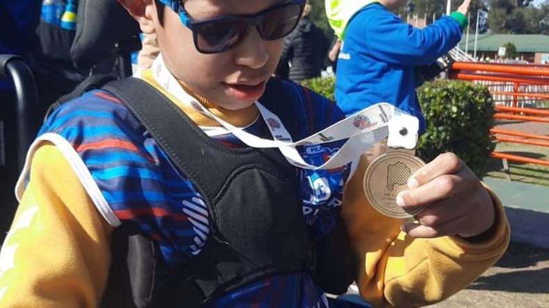 Matías Cuthinio oro en atletismo PCD.