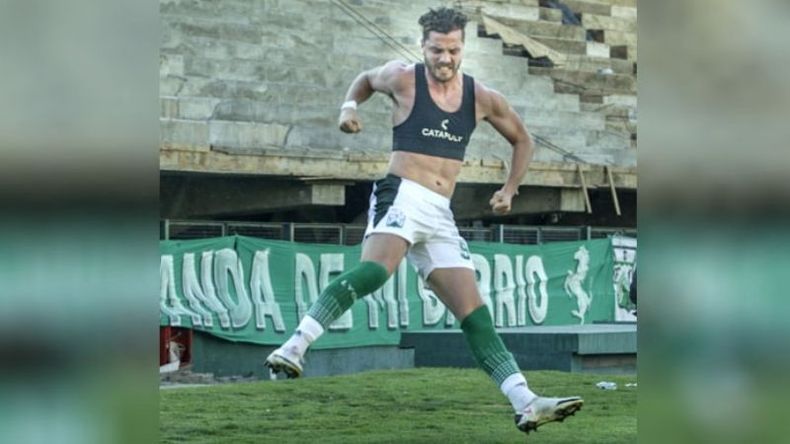 DESAHOGO. Molina grita con furia la conquista de su penal, el 2-1 parcial de Ferro. (Foto - Ferro Carril Oeste)..