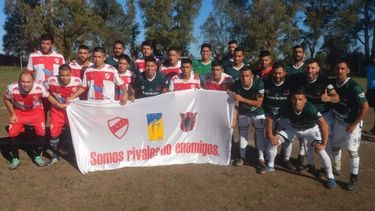 UNIDOS. Atlético y AC Toro posaron juntos antes del clásico..