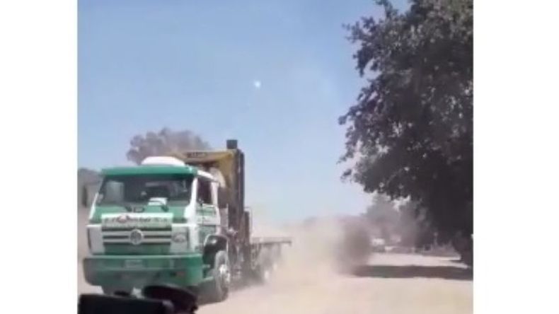 La circulación permanente de camiones provoca que los vecinos vivan afectados por la tierra que remueven. .