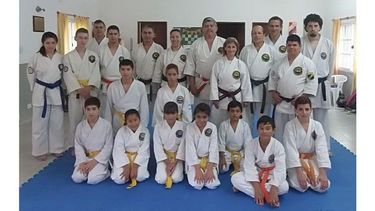 LA CLASE. Vidal (7º, arriba), junto a un grupo de alumnos y profes de su escuela..