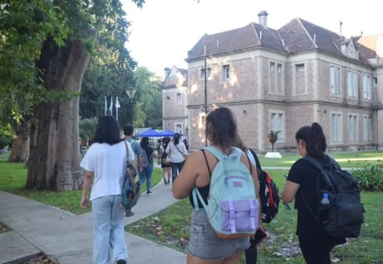 Los alumnos ingresan al predio del Instituto Carlos Pellegrini donde funciona la Universidad de Pilar