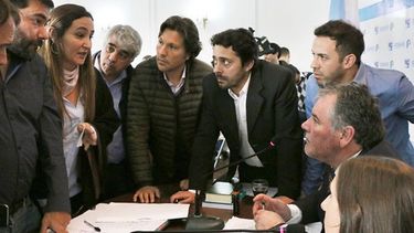 MIRADAS. Uno de los pocos momentos de debate que tuvo la sesión de ayer. .